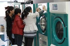 经历种种勇于创业，经营干洗店