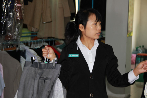 去哪儿学干冼衣服  洗衣店技术培训