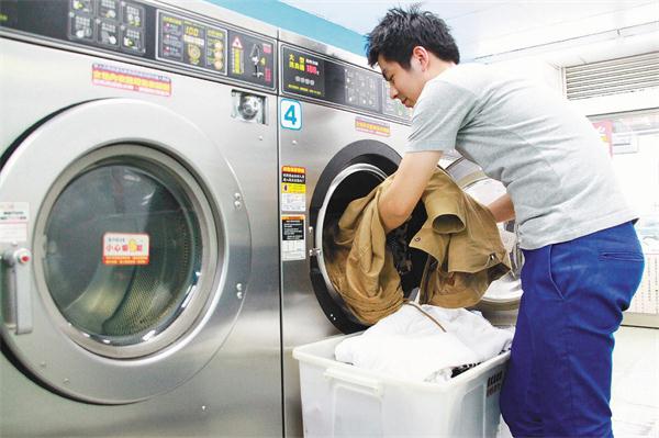 现在开家自助投币洗衣店怎么样  在学校里开自助洗衣店预估预估预估预估能赚钱吗